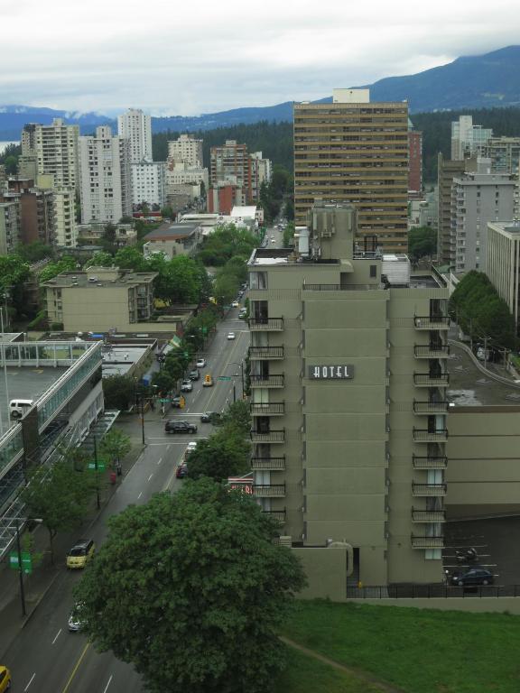 Tropicana Suite Hotel Vancouver Room photo